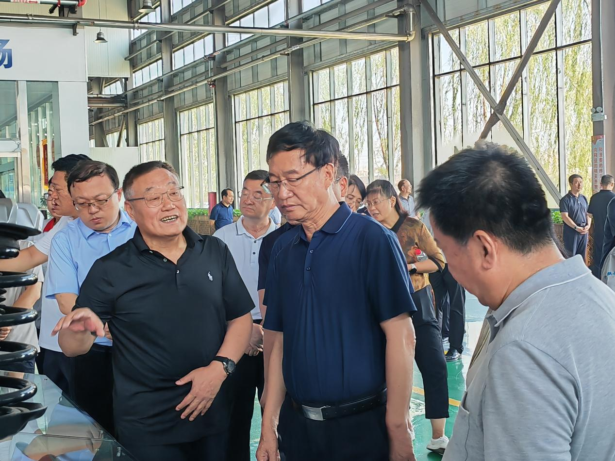 省政协副主席王立伟带领调研组莅临好博体育足球调研指导